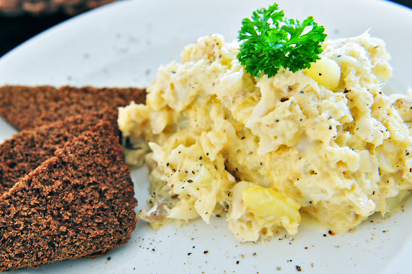 Plokkfiskur served with dark Icelandic rye bread