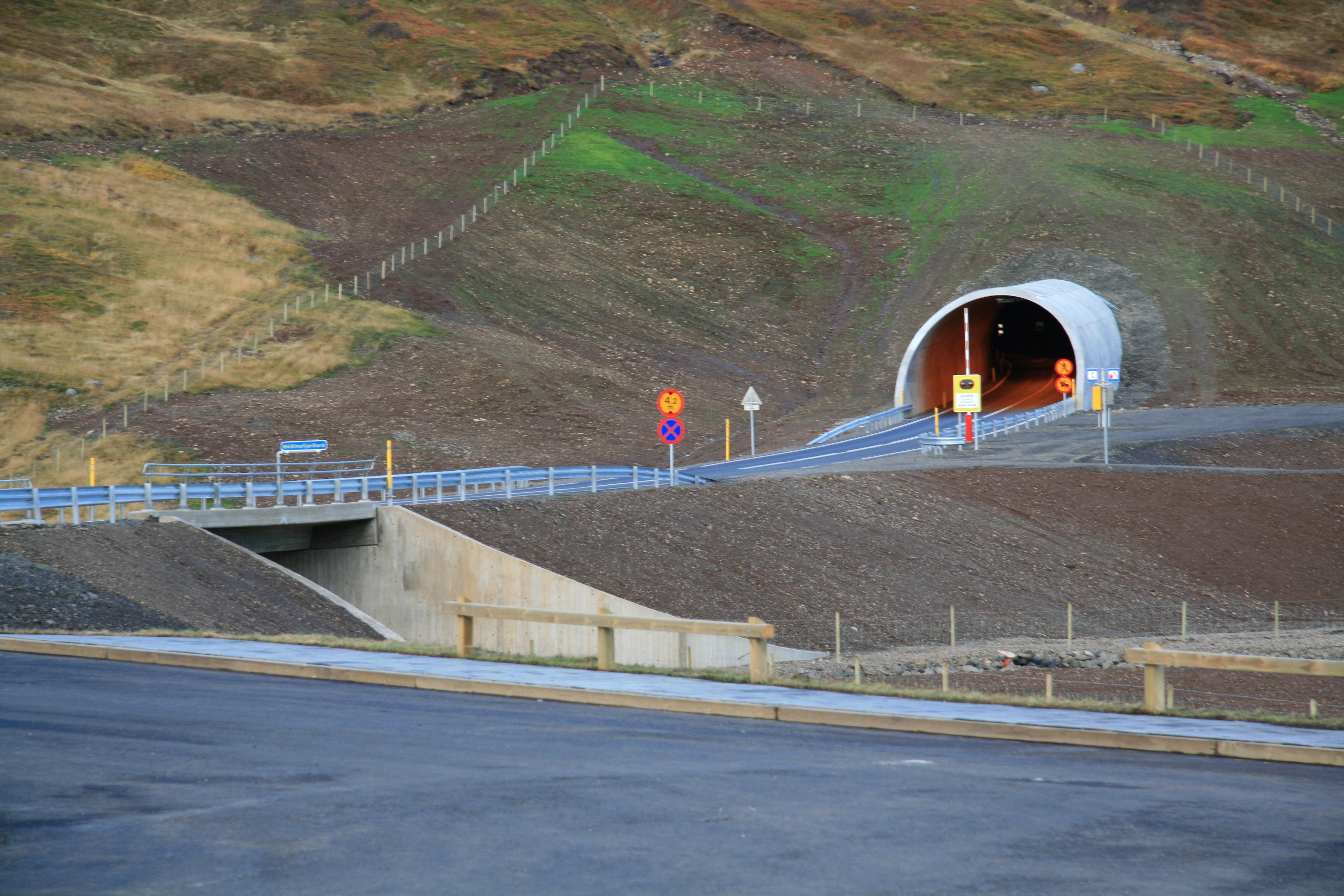 Mouth of the Héðinsfjarðargöng tunnel on the road to Siglufjörður