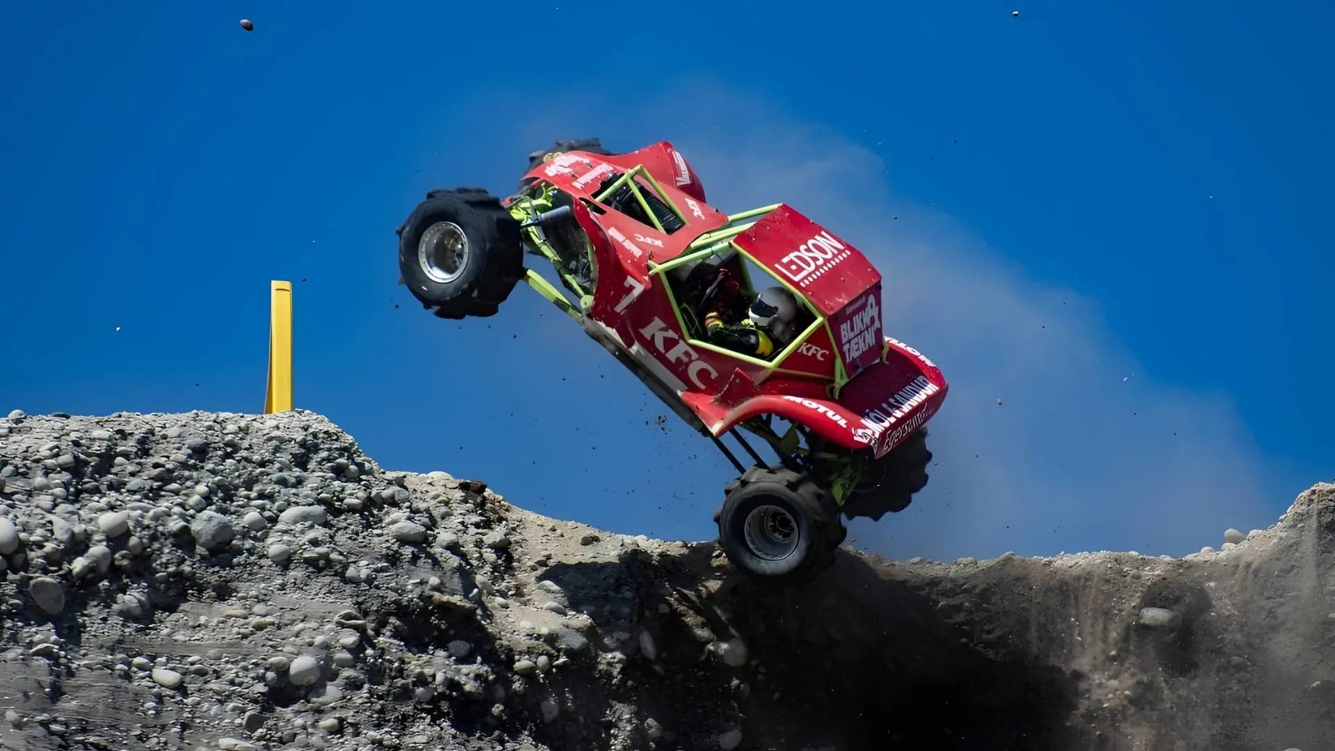 Icelandic Formula Offroad torfæra buggy climbing a steep gravel wall