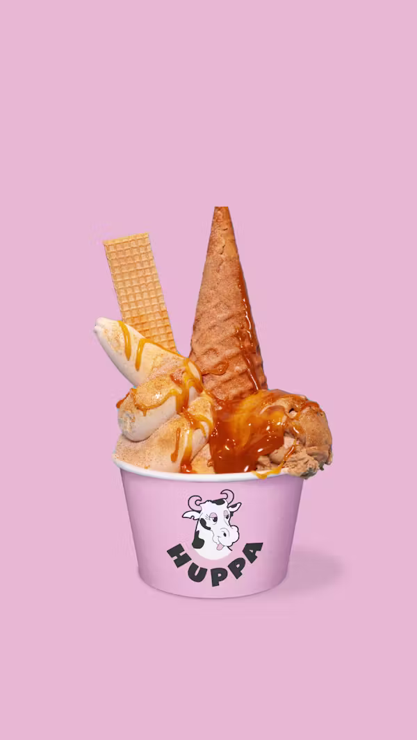 A Huppa ice cream cup topped with a bragðarefur, caramel sauce and a wafer
